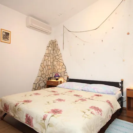 By The Sea Milna, - 8917