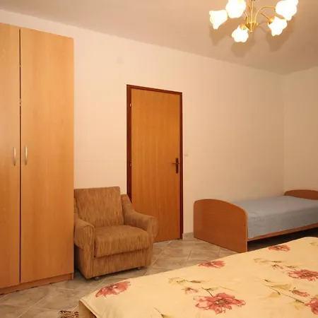 By The Sea Milna, - 8917 Vis