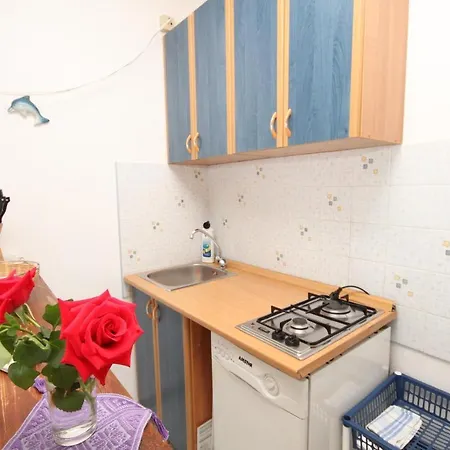 By The Sea Milna, - 8917 * Vis