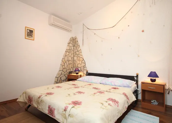 By The Sea Milna, - 8917