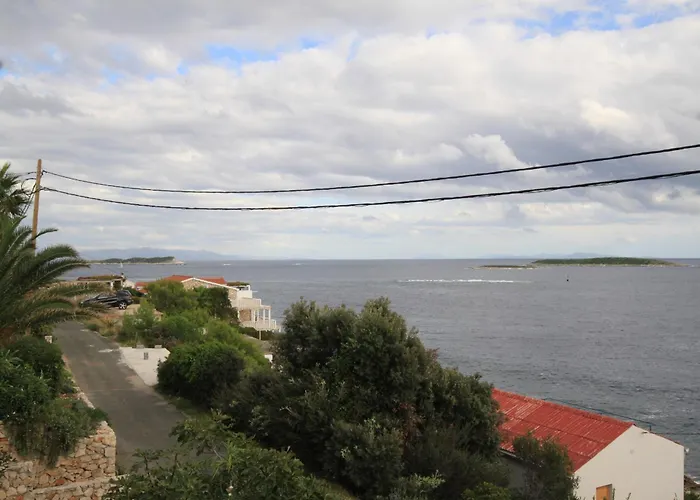 By The Sea Milna, - 8917 * Vis