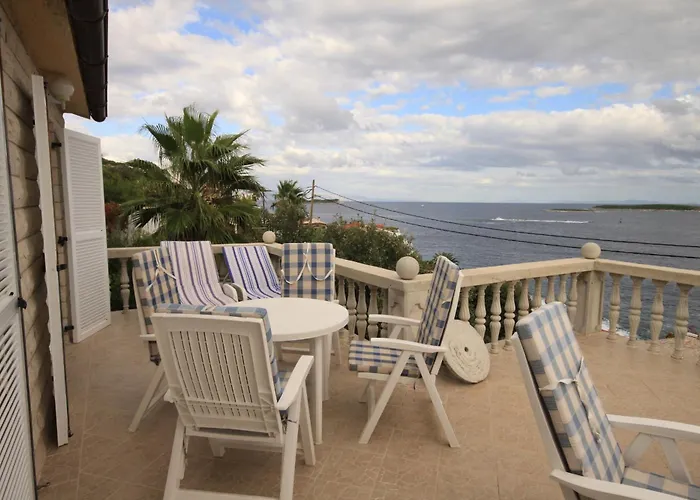 By The Sea Milna, - 8917 * Vis