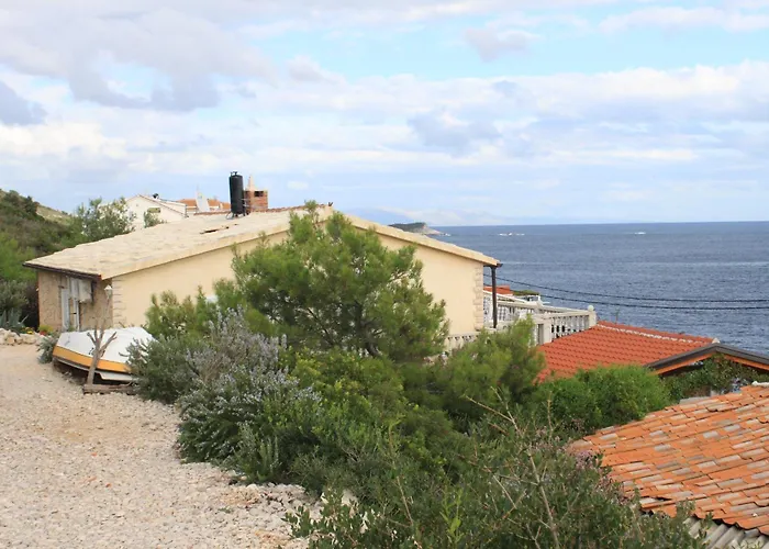 By The Sea Milna, - 8917 * Vis