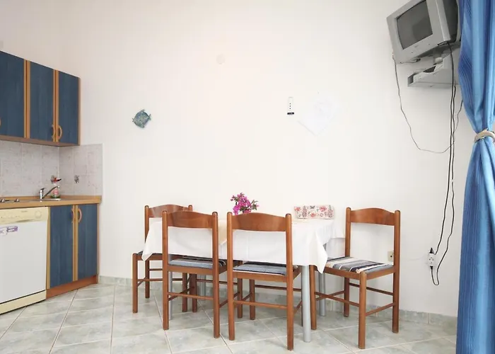 By The Sea Milna, - 8917 * Vis